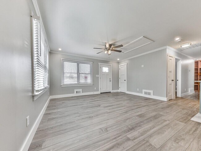 Building Photo - 2406 Pine Dr NW