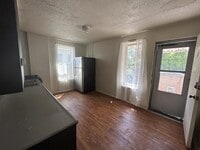 Building Photo - 560 600 E