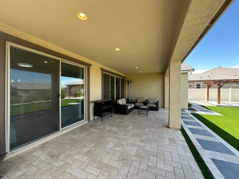 Building Photo - 2518 E Novak Way