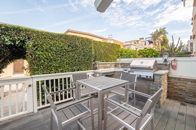 Building Photo - 204 30th St