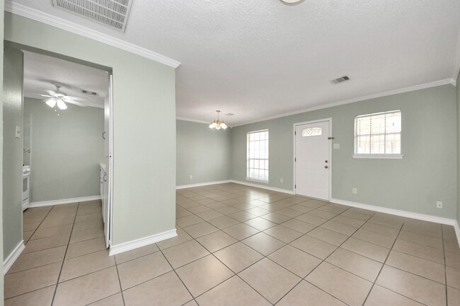 Building Photo - 44 W Tri Oaks Ln