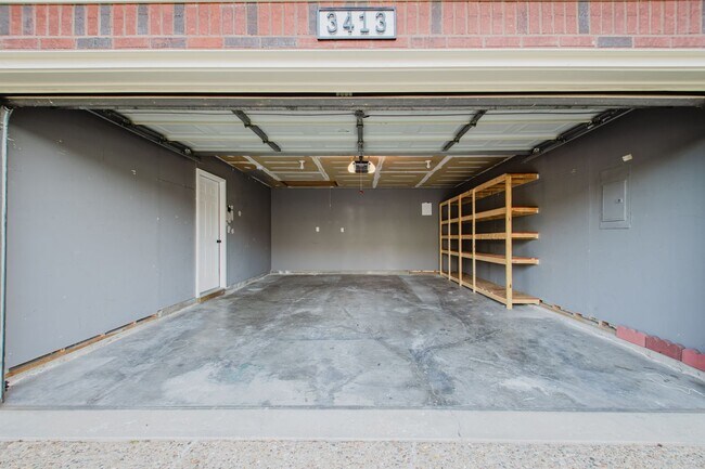 Building Photo - Move-in-ready 3 bed / 3 Full Bath In Louisville's Four Seasons — Fully Updated, No Carpet, Fiber ...