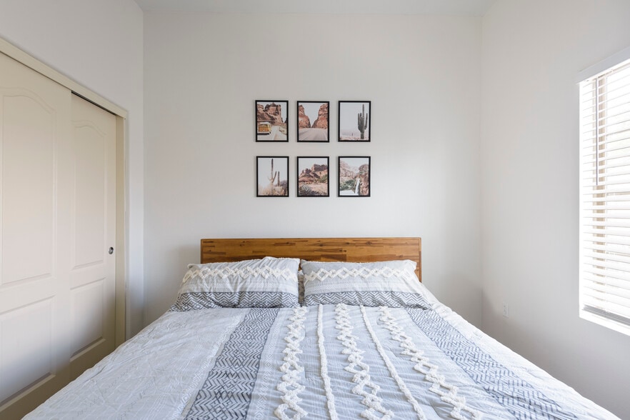 Building Photo - 2402 E 5th St