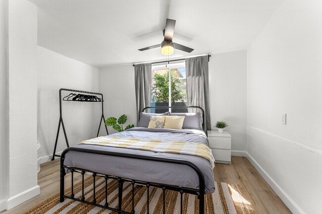 Building Photo - 623 W 42nd St