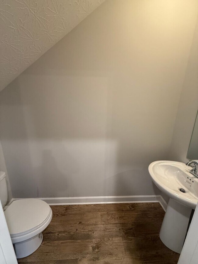 Building Photo - 2 Bed/2.5 Bath Townhome with Garage (Trash Included)