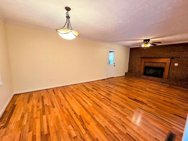 Building Photo - 3 Bedroom Brick Home