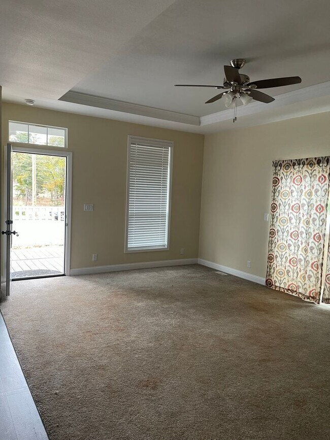 Building Photo - Newer Manufactured home, 3 bed 2 bath, Lower Magalia