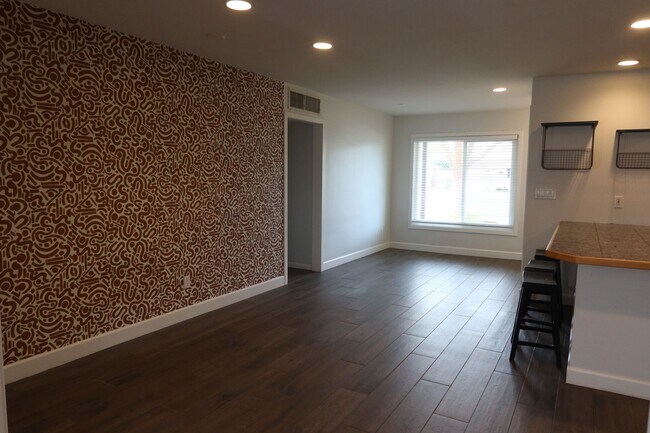 Building Photo - Beautifully Renovated 3 Bed 2 Bath on 17th Av South of Northern