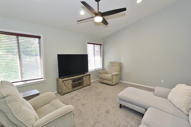 Building Photo - 1915 W Mulhuland Ct