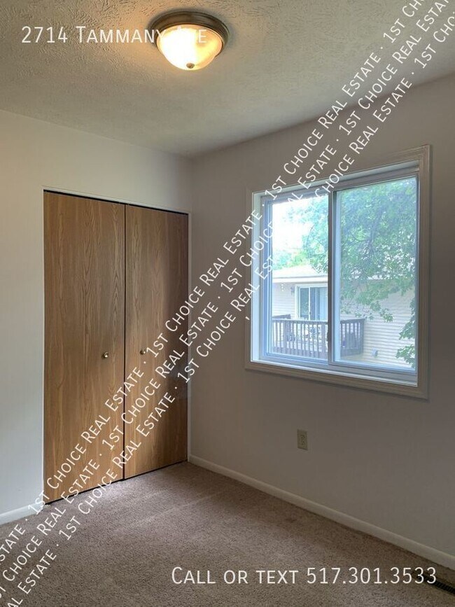 Building Photo - Spacious 3-BDR 1.5-BTH Duplex w/ Garage & ...
