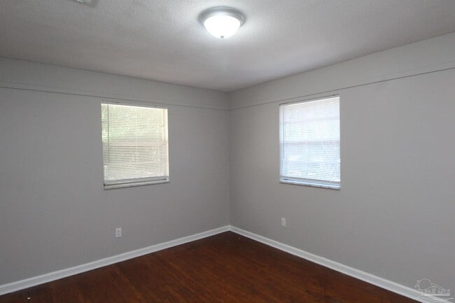 Building Photo - 642 Ditmar St