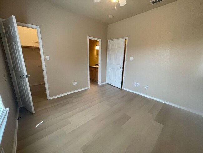 Building Photo - (((3/2)))Duplex Home @ Perfect Weatherford...