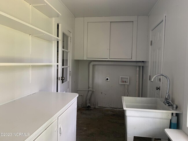 Building Photo - 211 Foy St