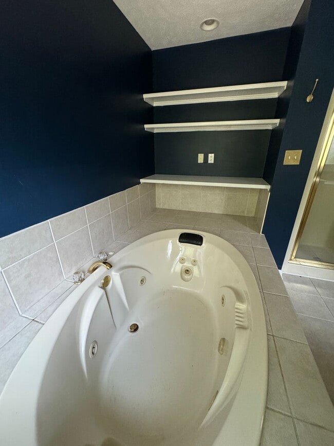 Building Photo - Carolina Lakes!! Close to Marina