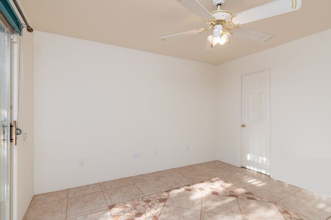 Building Photo - Cute Single Family Home Available now!