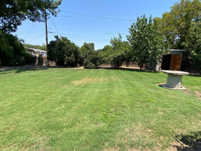 Building Photo - Spacious Visalia home in a well establishe...