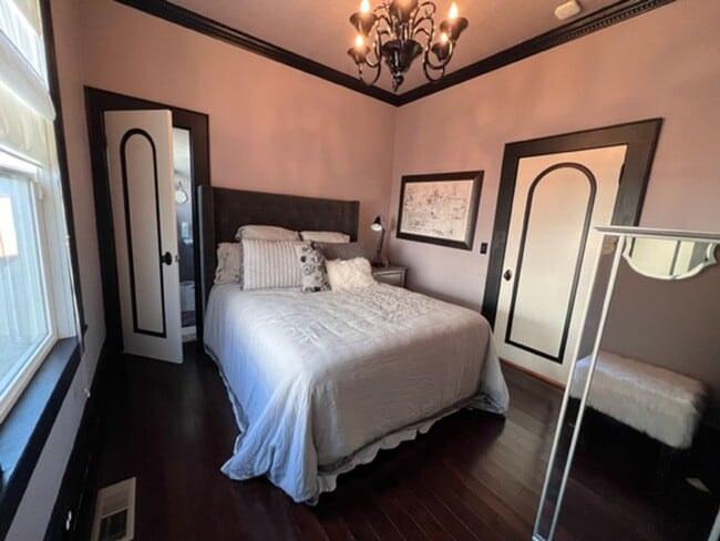 Building Photo - Historic Charm, Modern Comfort | 4BR + Den...