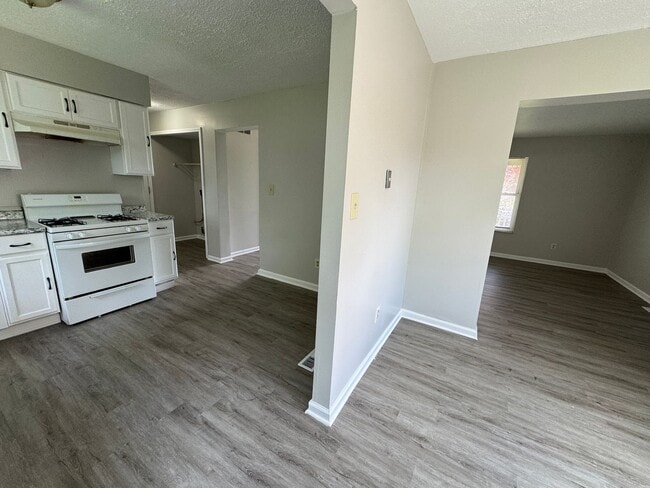 Building Photo - Far Eastside Large 3 Bedroom 1.5 Bath