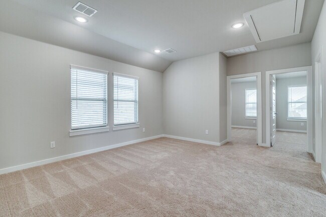 Building Photo - "Modern 3-Bedroom Home with Beautiful Finishes Throughout!"