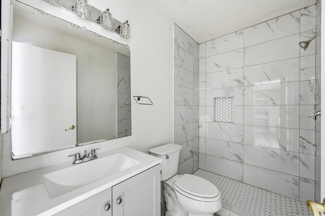 Building Photo - 559 S Lesueur