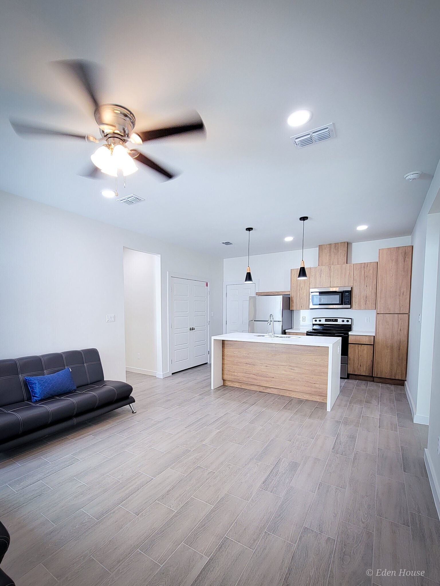 Building Photo - 1404 W Platinum Dr