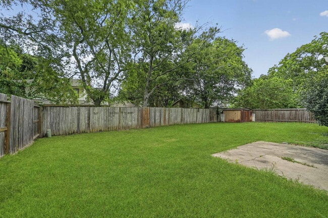 Building Photo - "Charming 3-Bed Oasis with Modern Touches & Granite Elegance in Houston!"