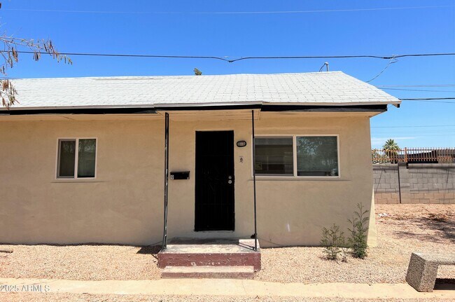 Building Photo - 1125 E Devonshire Ave