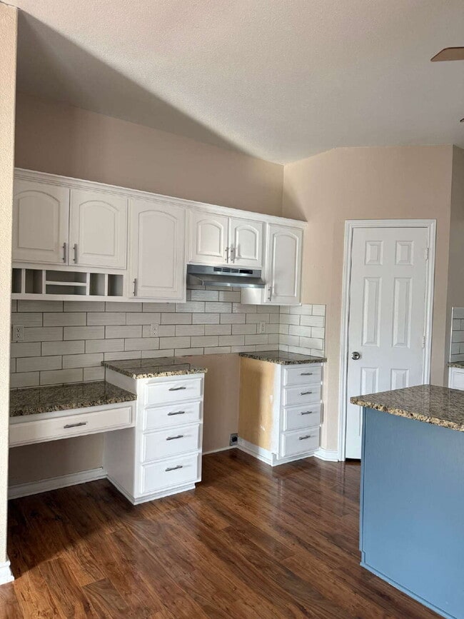 Building Photo - 455 Country Trail