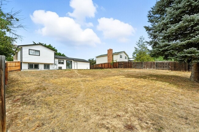 Building Photo - Spacious Tri-Level Home on Corner Lot – Av...