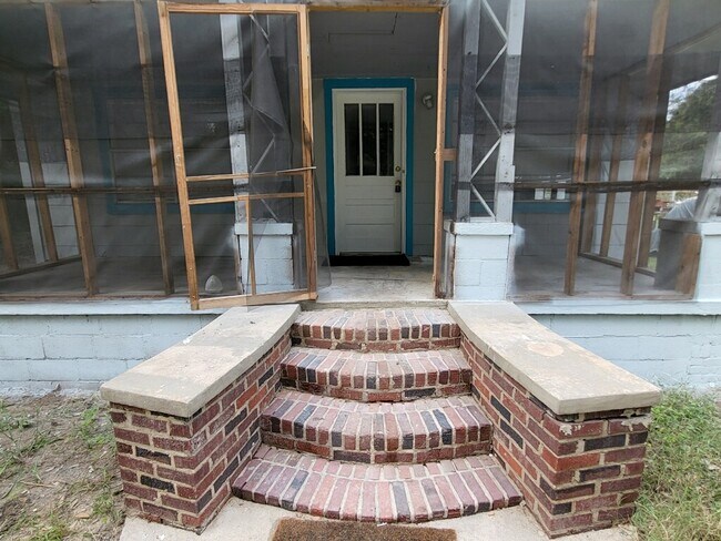 Building Photo - 1008 Carn St