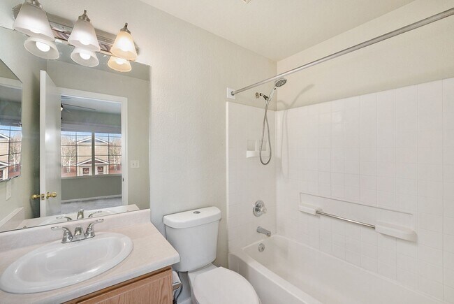 Building Photo - Lovely 4 Bed/2 Bath Home Available in Thornton