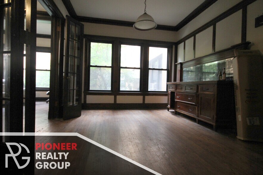 Building Photo - 2425 N Sawyer Ave