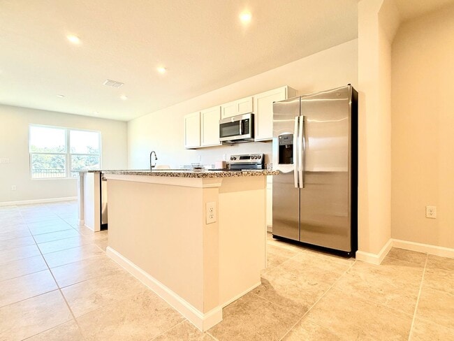 Building Photo - Brand-new End-unit 3Beds/2.5Baths townhome at Lady Lake!