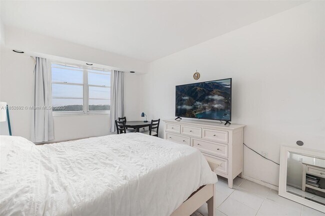 Building Photo - 300 Bayview Dr