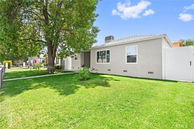 Building Photo - 6933 White Oak Ave
