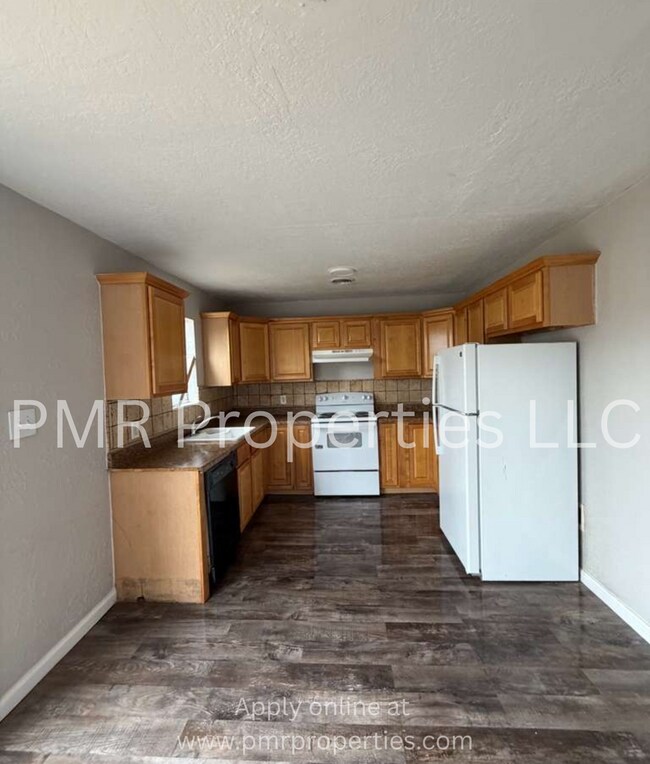 Building Photo - 3 Bedrooms / 2 Bathrooms House