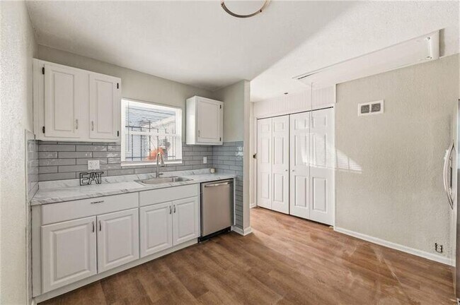 Building Photo - 2300 E 55th St