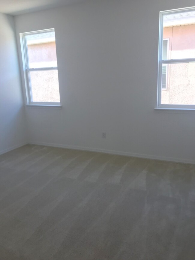 Building Photo - 5 Bedroom 3.5 Bathroom Family Home at Wind...