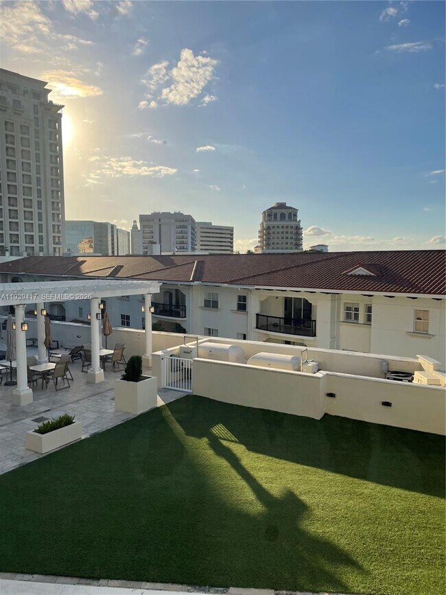 Building Photo - 2030 Douglas Rd