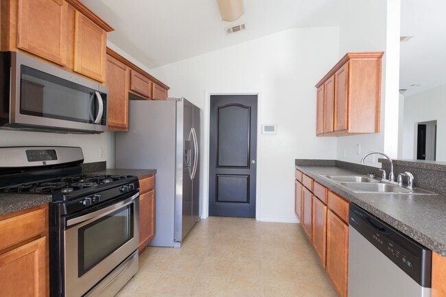 Building Photo - Centrally located 3 bedroom home