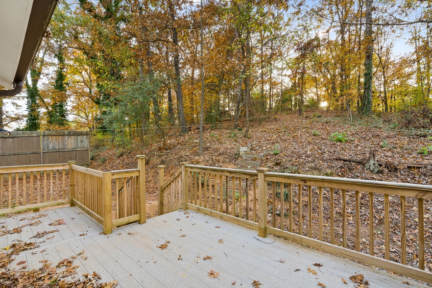 Building Photo - 1021 Lakewood Dr