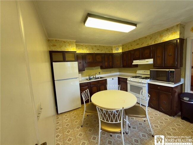 Building Photo - 32 Maple St