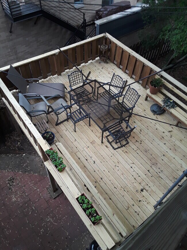 Building Photo - 906 W Wrightwood Ave