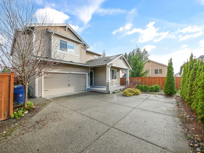 Building Photo - 4 Bed and 2.5 Bath Beautiful Single-family...