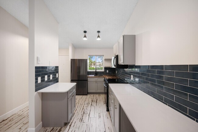 Building Photo - 5214 Stacy St