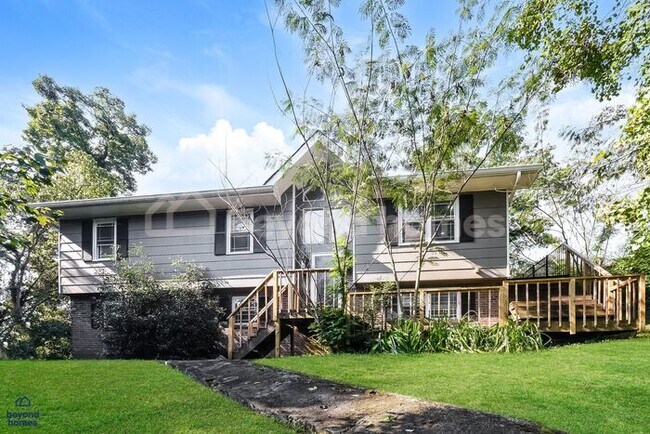 Building Photo - Beautiful 3-Bed 2.5-Bath + Bonus Room Home - Minutes from Downtown Chattanooga!