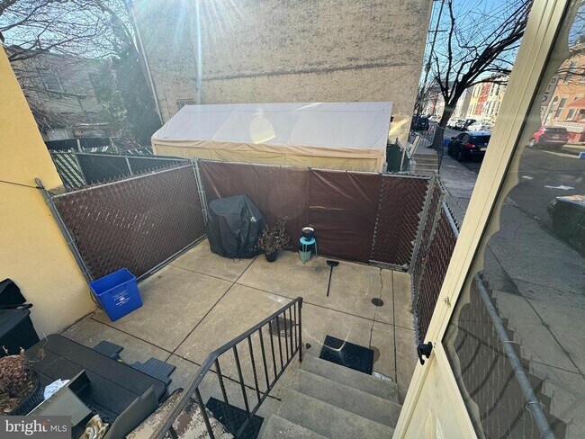 Building Photo - 422 W Huntingdon St