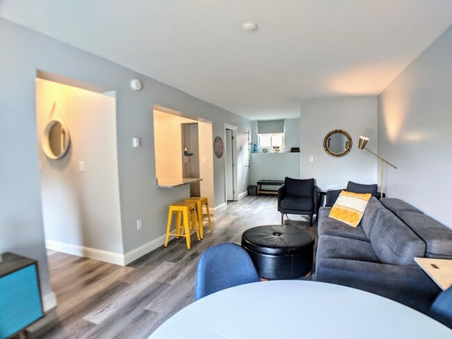 Building Photo - 107 Treetop Cir