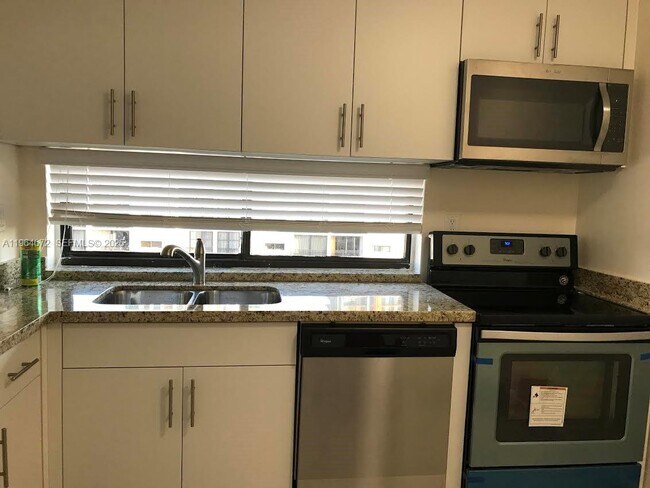 Building Photo - 16919 N Bay Rd