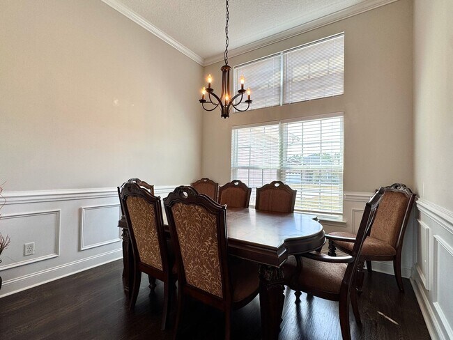 Building Photo - MOVE-IN READY [PET FRIENDLY]